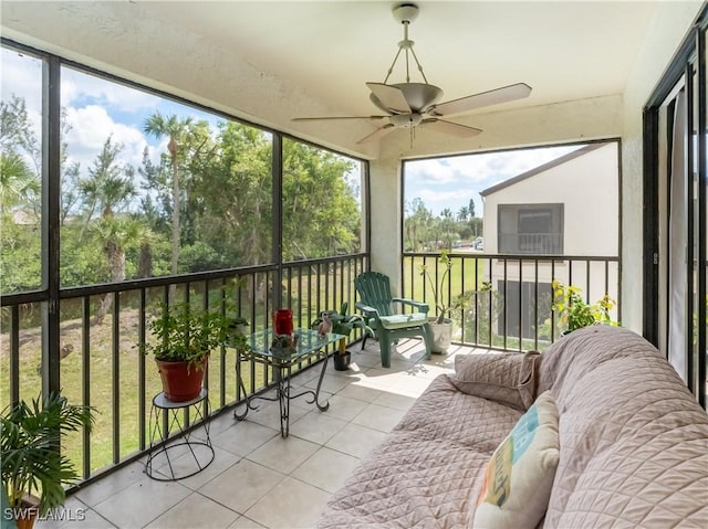 sunroom / solarium featuring a ceiling fan