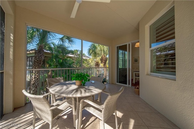 sunroom with ceiling fan