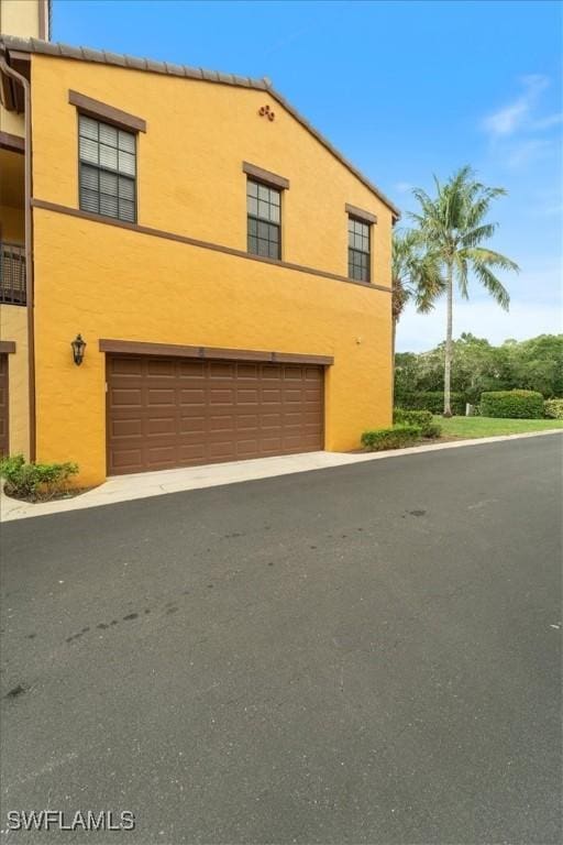 view of front facade featuring an attached garage and stucco siding