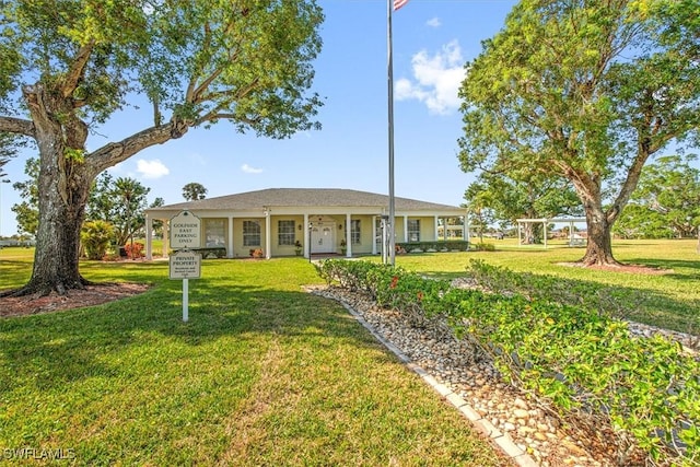 ranch-style home featuring a front lawn