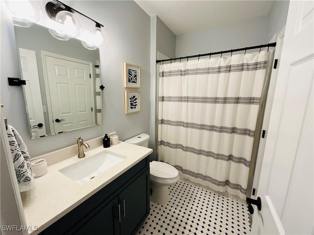 full bathroom featuring a shower with curtain, vanity, and toilet