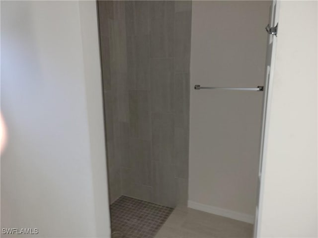 full bathroom featuring tiled shower