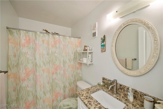 full bath with toilet, curtained shower, and vanity