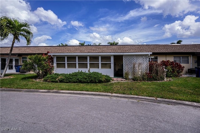 single story home with a front yard