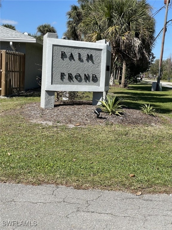 community sign with a yard