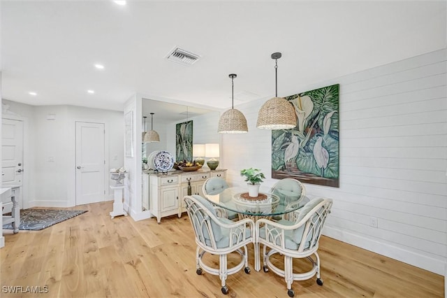 dining area featuring baseboards, recessed lighting, visible vents, and light wood-style floors