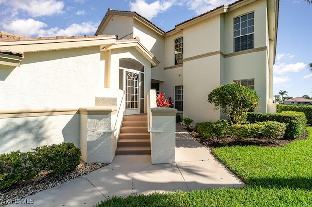 view of exterior entry with stucco siding