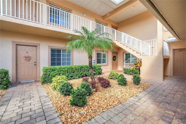 entrance to property with stucco siding