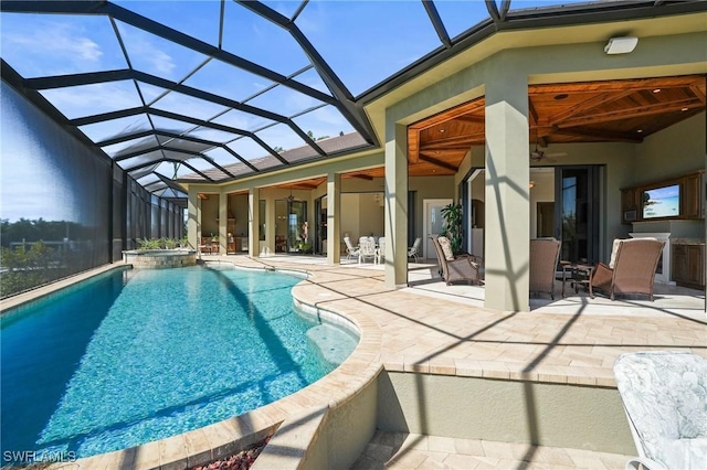 view of swimming pool featuring a pool with connected hot tub, a ceiling fan, and a patio area