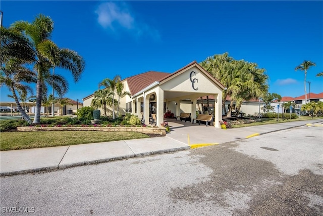 view of front facade with driveway and stucco siding