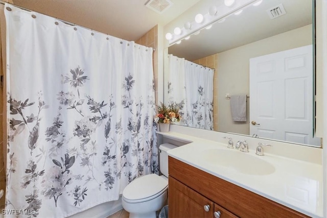 full bathroom featuring toilet, curtained shower, vanity, and visible vents