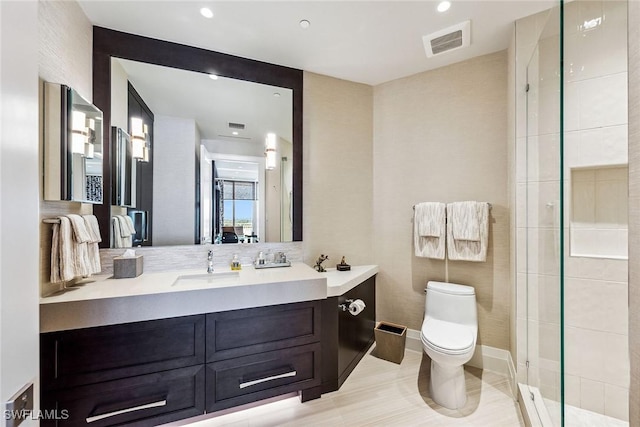 full bath featuring a tile shower, vanity, toilet, recessed lighting, and visible vents