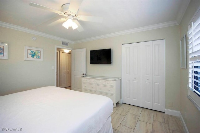 bedroom featuring crown molding, a closet, visible vents, ceiling fan, and baseboards