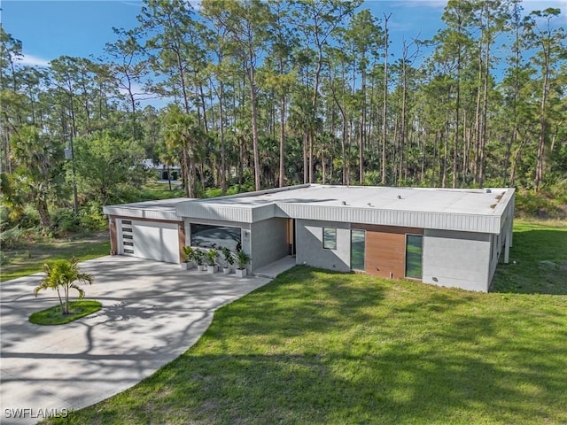 view of front facade with a front yard and concrete driveway