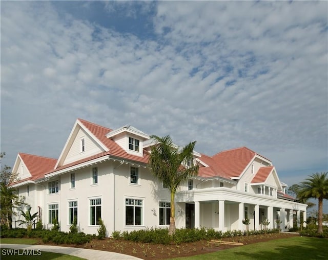 view of front facade featuring a front yard