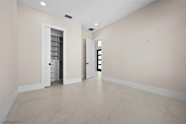 unfurnished bedroom featuring visible vents, recessed lighting, baseboards, and a closet