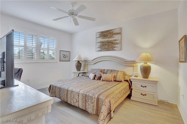 bedroom featuring light wood-style flooring, baseboards, and ceiling fan