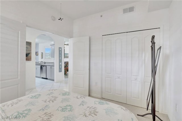 bedroom featuring visible vents, arched walkways, and a closet