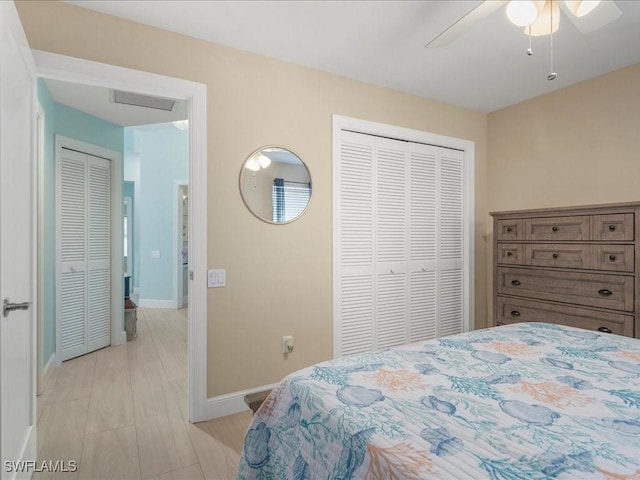 bedroom featuring light wood-type flooring, a ceiling fan, baseboards, and a closet