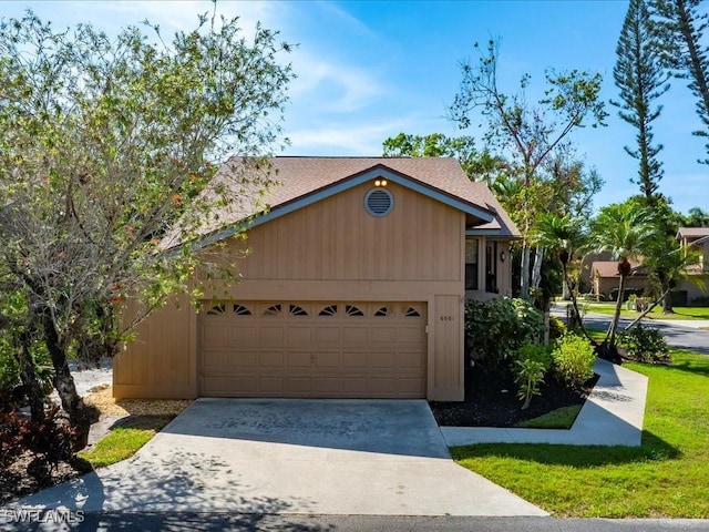 view of front facade featuring concrete driveway