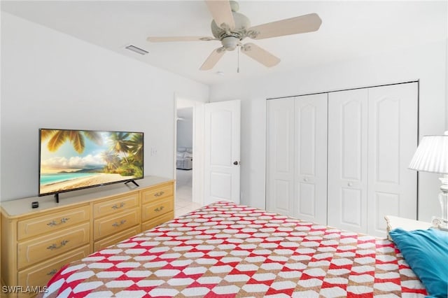 bedroom with ceiling fan, visible vents, and a closet