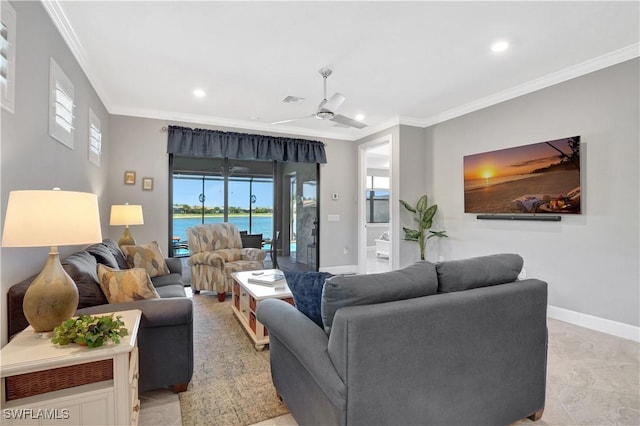 living area featuring ceiling fan, recessed lighting, visible vents, baseboards, and ornamental molding