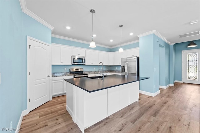 kitchen featuring light wood-style flooring, stainless steel appliances, a sink, visible vents, and crown molding