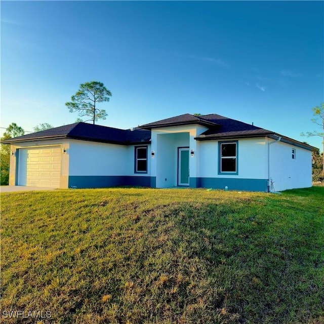 view of front facade with a front yard and stucco siding