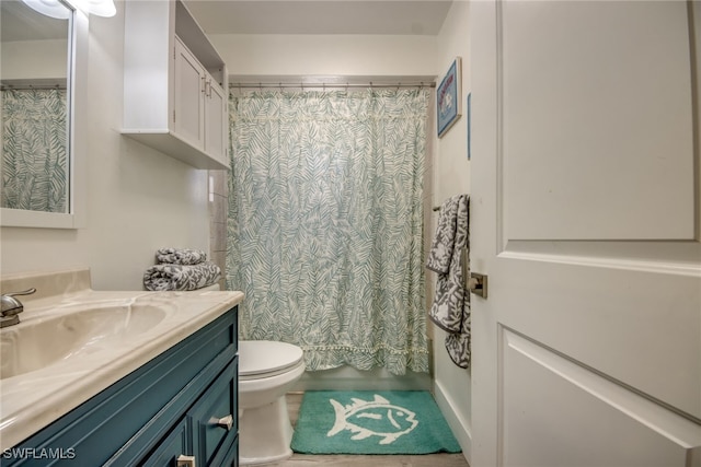 full bath featuring vanity, toilet, and shower / bath combo with shower curtain