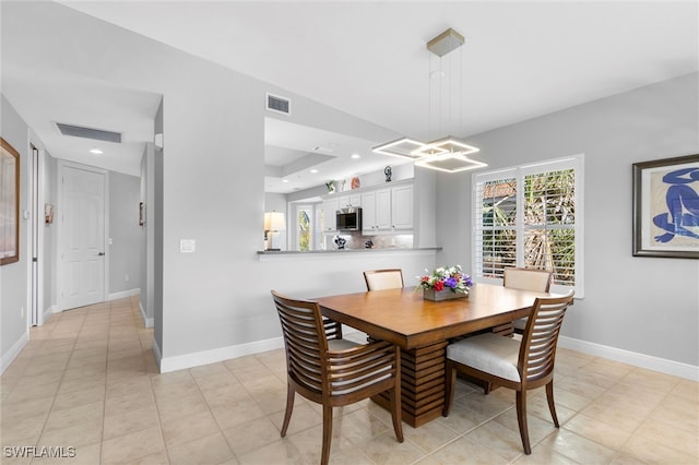 dining room featuring recessed lighting, visible vents, plenty of natural light, and baseboards