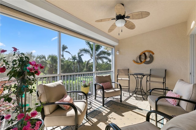 sunroom with ceiling fan