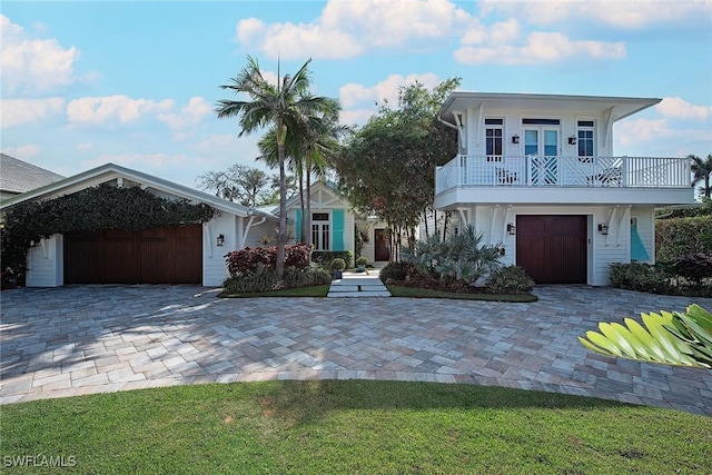 view of front facade featuring a balcony and decorative driveway