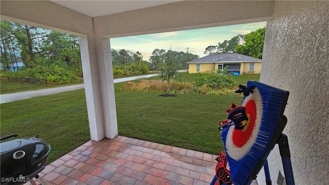 view of yard featuring a patio