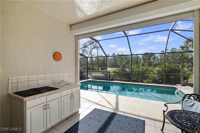 pool featuring a sink