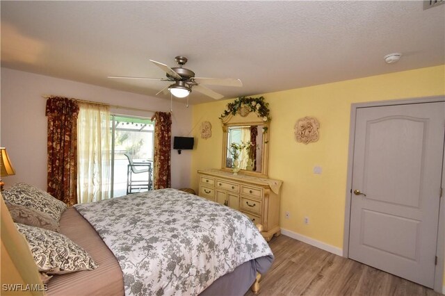 bedroom featuring light wood-style floors, baseboards, and a ceiling fan