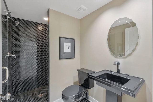 full bathroom featuring visible vents, a shower stall, toilet, and a sink