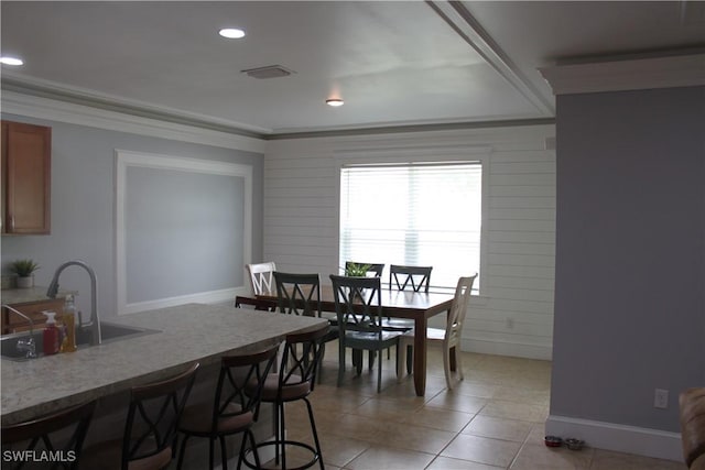 dining room with recessed lighting, visible vents, ornamental molding, light tile patterned flooring, and baseboards