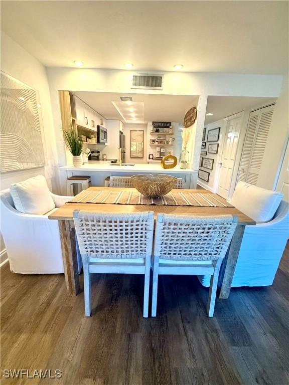 dining area with visible vents, wood finished floors, and recessed lighting