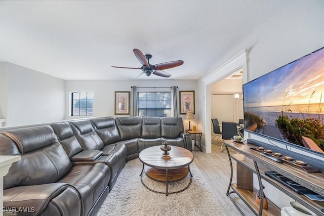 living area featuring light wood-type flooring and ceiling fan