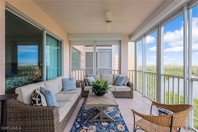 sunroom with ceiling fan