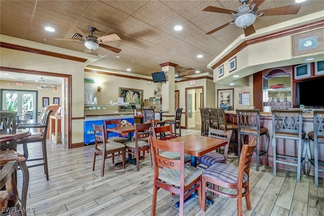 dining area featuring recessed lighting, light wood-type flooring, a ceiling fan, and crown molding