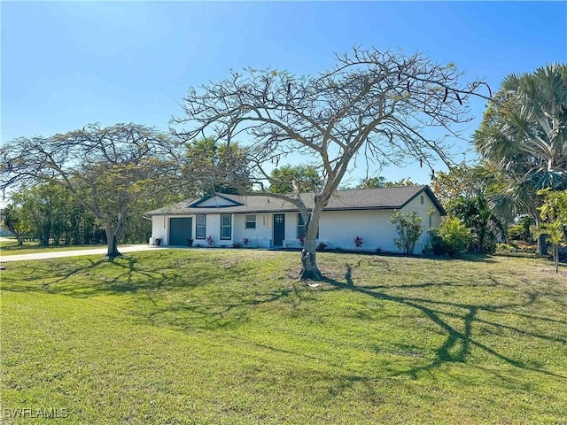 view of front facade featuring a garage, driveway, and a front yard