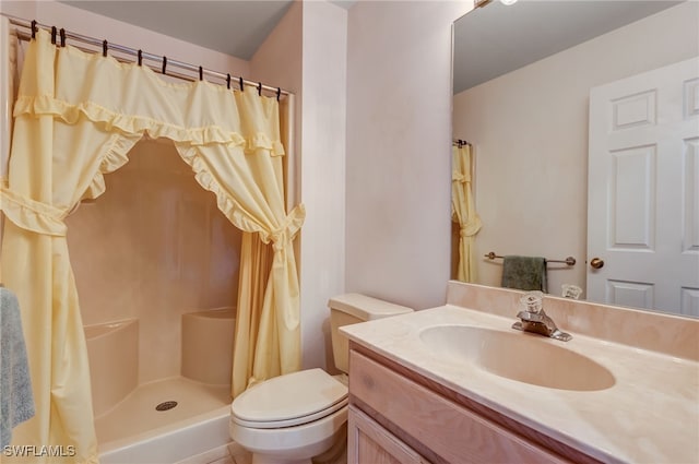 full bath with toilet, a shower with curtain, and vanity