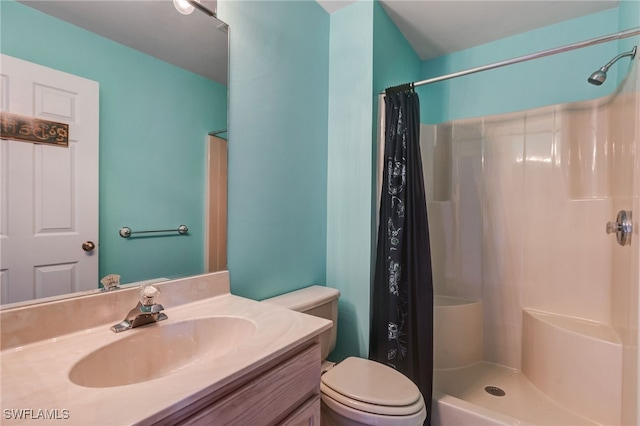 full bathroom featuring toilet, a shower with curtain, and vanity