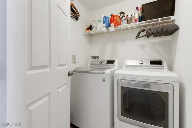 laundry area with laundry area and washing machine and clothes dryer