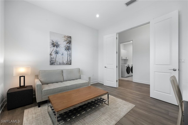 living room with recessed lighting, visible vents, washing machine and dryer, wood finished floors, and baseboards