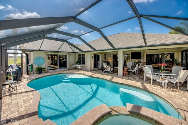 view of swimming pool with outdoor dining area, a pool with connected hot tub, a ceiling fan, a patio area, and a grill