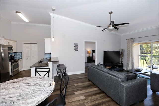 living room featuring dark wood-style floors, ornamental molding, baseboards, and ceiling fan