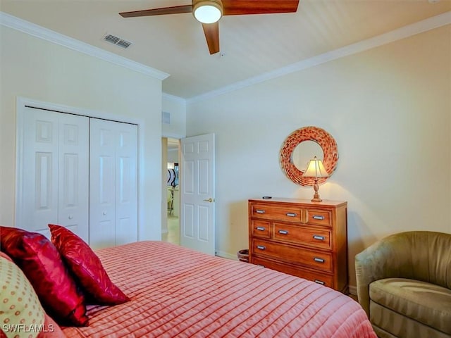 bedroom featuring baseboards, visible vents, ceiling fan, crown molding, and a closet