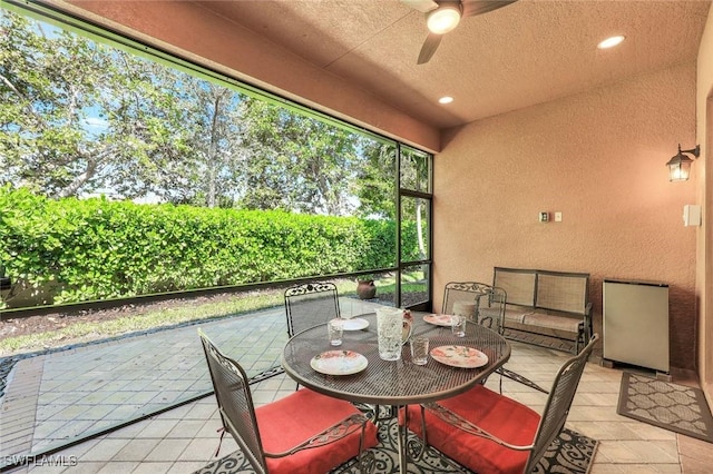 sunroom with ceiling fan